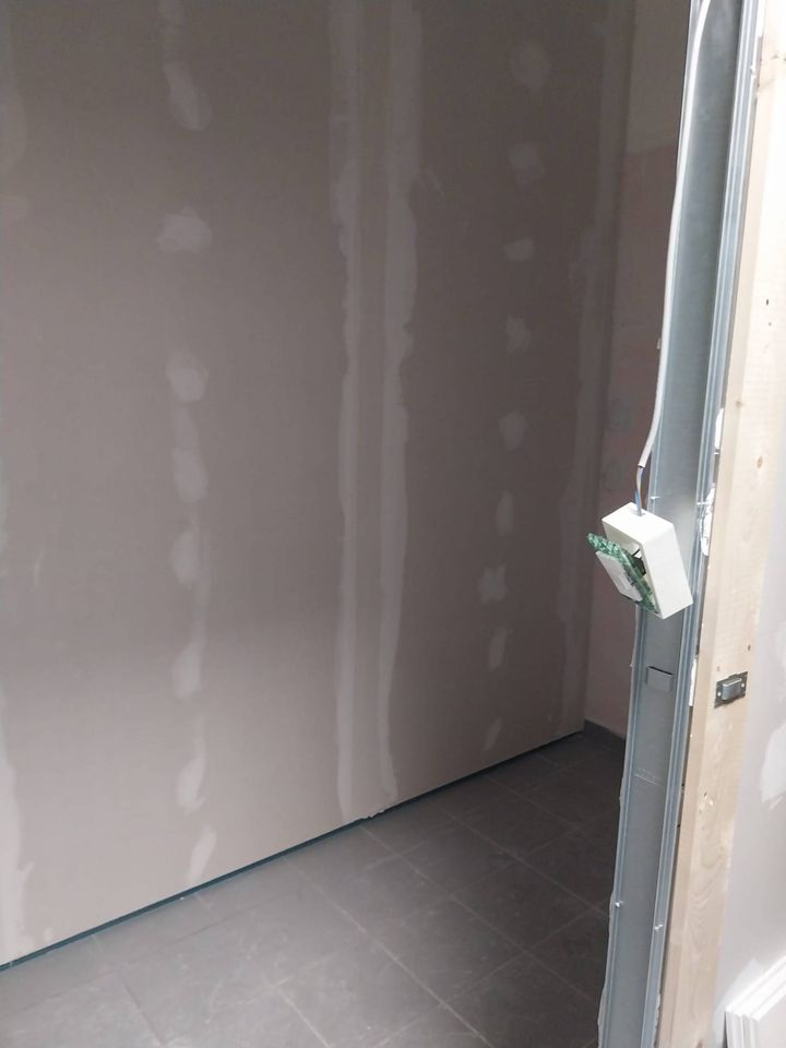 Plasterboard walls with the joints between boards filled, ready for skim coating